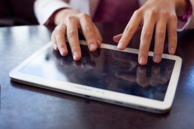  kız dijital tablet, küçük bir alan, yumuşak odak derinliği üzerinde çalışır