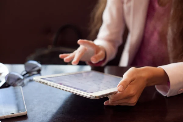 Girl lavora sul tablet digitale, una piccola profondità di campo, soft focus — Foto Stock