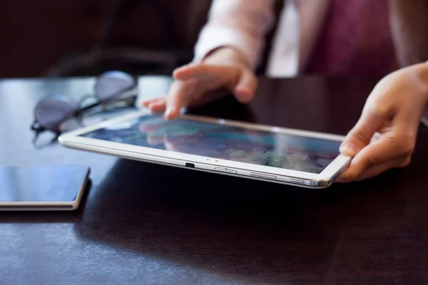 Flicka fungerar på den digitala tablett, ett litet skärpedjup, mjukt fokus — Stockfoto