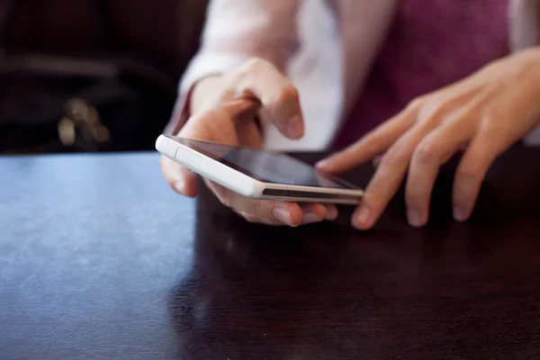 Girl works on the digital tablet, a small depth of field, soft focus — Stock Photo, Image