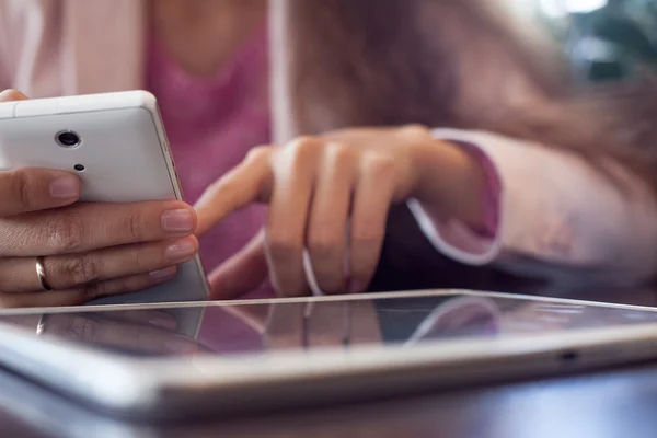 Menina trabalha no tablet digital, uma pequena profundidade de campo, foco suave — Fotografia de Stock