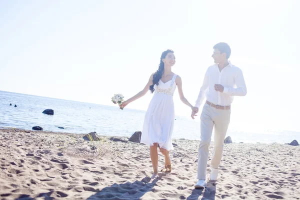 Net getrouwd gelukkige paar draait op een zandstrand — Stockfoto