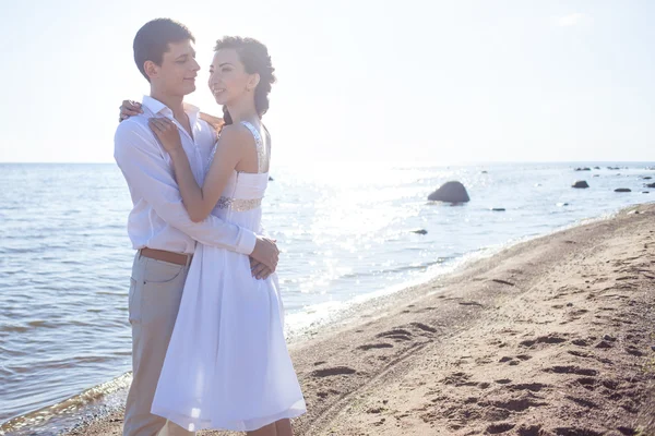 Just married happy couple running on a sandy beach — Stock Photo, Image