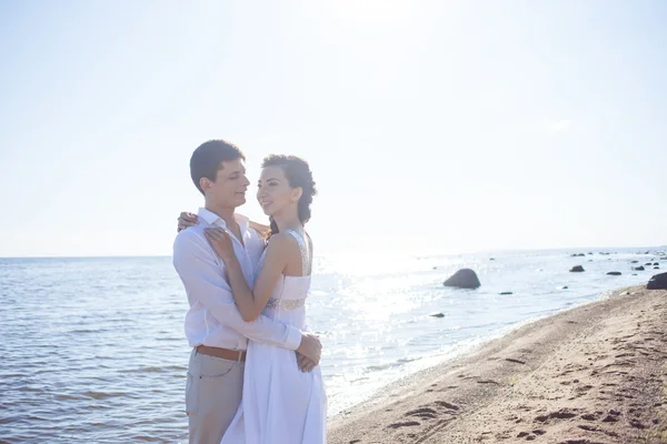 Casado casal feliz correndo em uma praia de areia — Fotografia de Stock