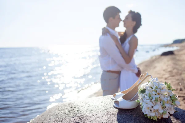 Net getrouwd gelukkige paar draait op een zandstrand — Stockfoto