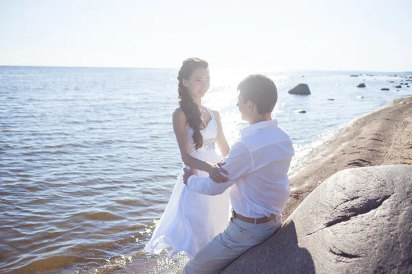 Acabo de casarme feliz pareja corriendo en una playa de arena — Foto de Stock