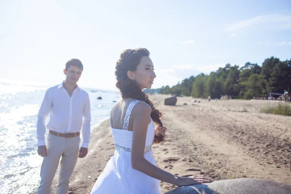 Просто одружена щаслива пара біжить на піщаному пляжі — стокове фото