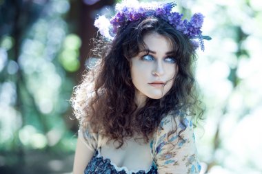 genç güzel kız, bir orman peri gibi. Doğal güzellikleri, doğal stil