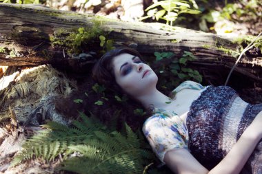 mavi gözlü, büyülü genç güzel kız kameraya bak