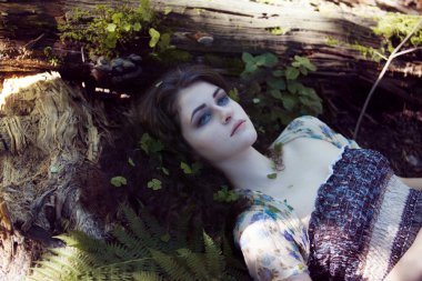 mavi gözlü, büyülü genç güzel kız kameraya bak