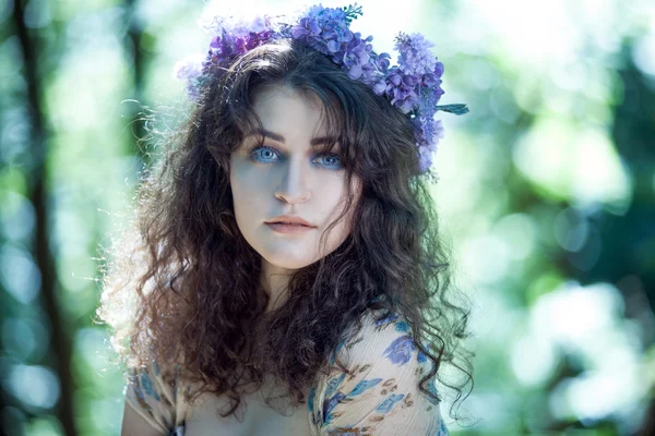 Menina bonita jovem, como uma fada da floresta. Beleza natural, estilo natural — Fotografia de Stock