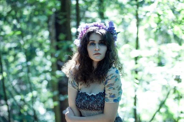 Menina bonita jovem, como uma fada da floresta. Beleza natural, estilo natural — Fotografia de Stock