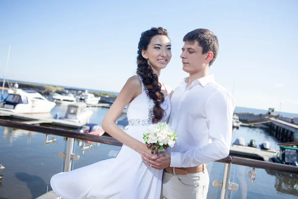 Bruid en bruidegom op de achtergrond van yacht club, jonge gelukkige paar — Stockfoto