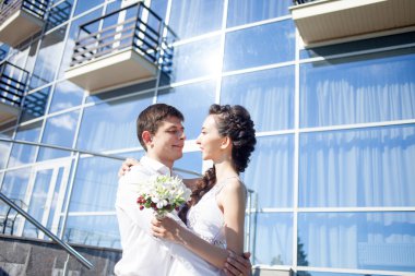 Gelin ve damat yat kulübü, genç mutlu çift birbirine bakarak arka plan üzerinde