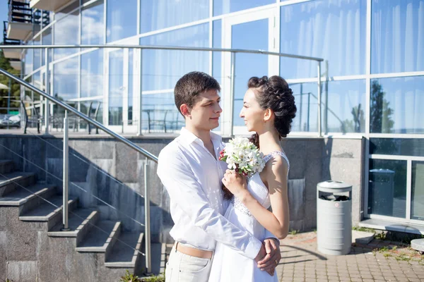 Bruid en bruidegom op de achtergrond van yacht club, jonge gelukkige paar kijken naar elkaar — Stockfoto