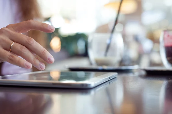 Fille travaille sur la tablette numérique, une petite profondeur de champ, mise au point douce — Photo