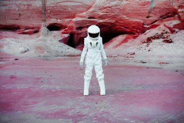 başka bir gezegende, tonlama etkisini görüntüsüyle fütüristik astronot