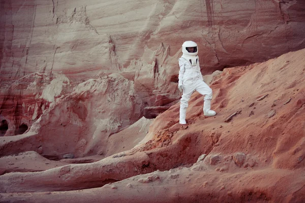 Futuristischer Astronaut auf einem anderen Planeten, Bild mit dem Effekt der Straffung — Stockfoto