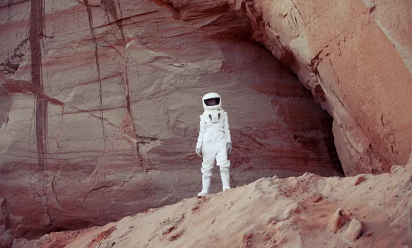 未来宇航员在另一个星球上，图像的色调效果 — 图库照片