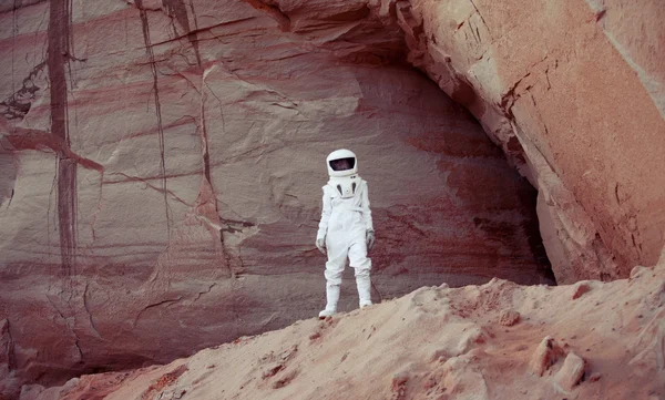 Astronauta futurista em outro planeta, imagem com o efeito de tonificação — Fotografia de Stock