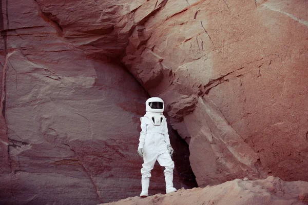 Futuristische astronaut op een andere planeet, afbeelding met het effect van toning — Stockfoto