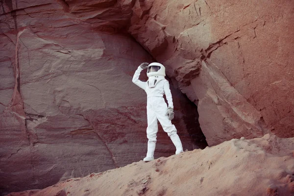 Futuristische astronaut op een andere planeet, afbeelding met het effect van toning — Stockfoto