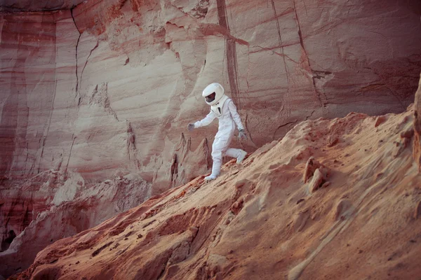 Astronaute futuriste sur une autre planète, image avec l'effet de tonifier — Photo