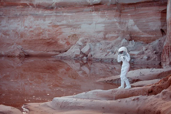 Astronauta futurista em outro planeta, imagem com o efeito de tonificação — Fotografia de Stock