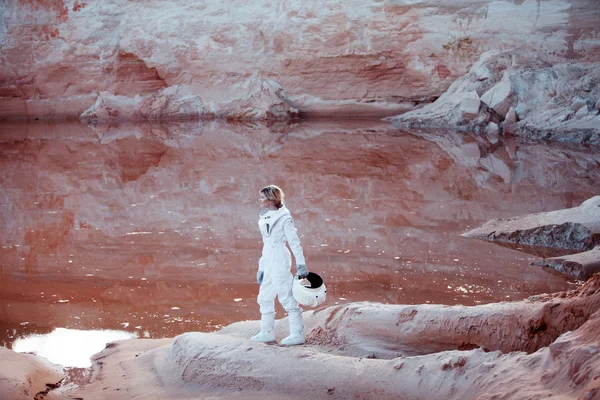 Astronauta futurista en otro planeta, imagen con el efecto de tonificar —  Fotos de Stock