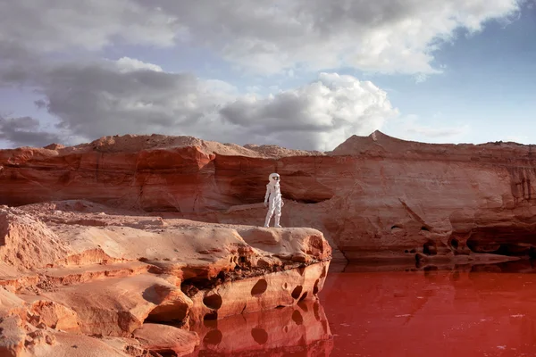 Astronauta futurista em outro planeta, imagem com o efeito de tonificação — Fotografia de Stock