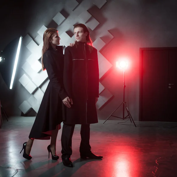 Par i Studio, stående med skarpt ljus och av röd toning — Stockfoto
