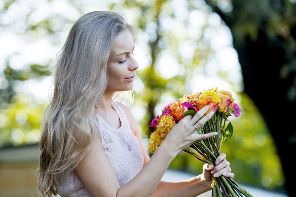 Młoda kobieta piękny kwiaciarni. Dziewczyna w parku rysuje bukiet. Odkryty — Zdjęcie stockowe