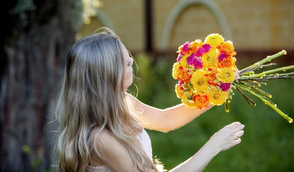 Jovem florista mulher bonita. A menina no parque desenha um buquê. Ao ar livre — Fotografia de Stock