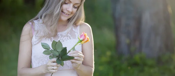 Mladá krásná žena květinářství. Dívka v parku nakreslí kytice. Venkovní — Stock fotografie