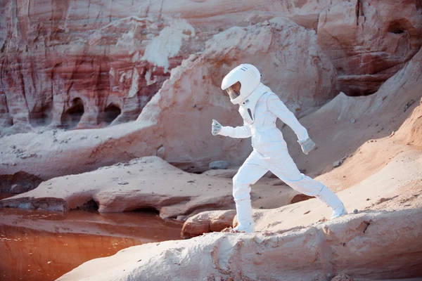 Astronauta futurista em outro planeta, imagem com o efeito de tonificação — Fotografia de Stock
