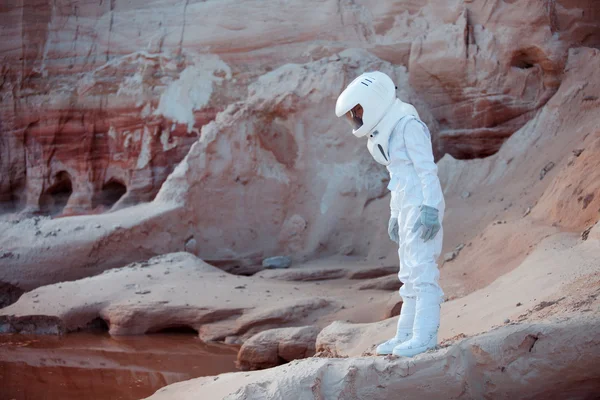 Astronauta futurista em outro planeta, imagem com o efeito de tonificação — Fotografia de Stock