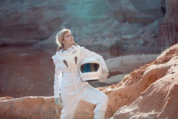 Astronot futuristik tanpa helm di planet lain, gambar dengan efek toning — Stok Foto