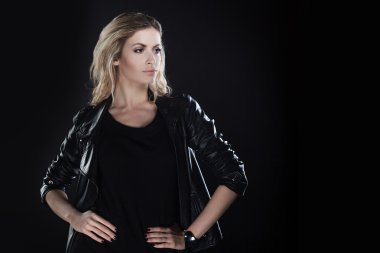 Güzel ve şık genç sarışın kız, siyah arka plan