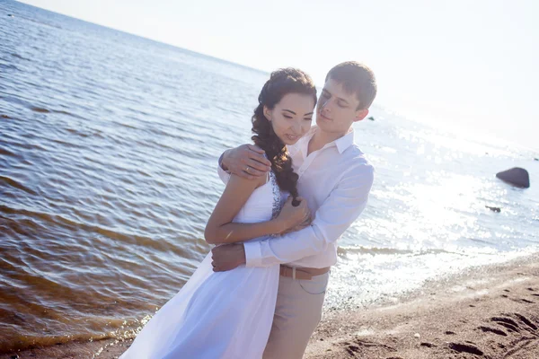 Casado noiva feliz e noivo, jovem casal abraça na praia — Fotografia de Stock
