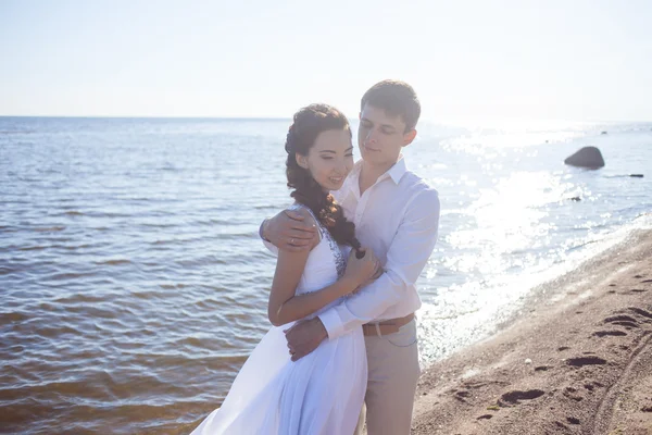 Casado noiva feliz e noivo, jovem casal abraça na praia — Fotografia de Stock