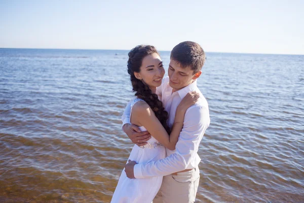 Casado noiva feliz e noivo, jovem casal abraça na praia — Fotografia de Stock