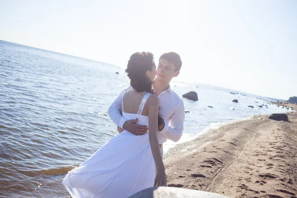 Recién casados feliz novia y novio, joven pareja abraza en la playa — Foto de Stock