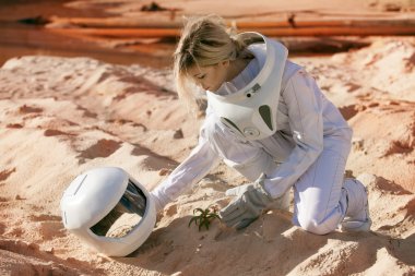 Mars, fütüristik astronot bir kask, başka bir gezegene olmadan bitkiler büyümek, tonlama etkisi ile görüntü