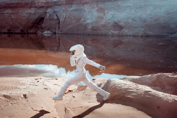 футуристический астронавт на другой планете, изображение с эффектом тонизации
