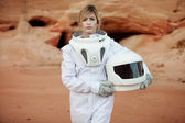 futuristischer Astronaut ohne Helm auf einem anderen Planeten, Bild mit stärkender Wirkung