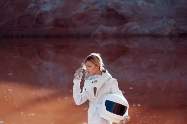 Mars'ta Su, başka bir gezegen, tonlama etkisini görüntüsüyle bir kask olmadan fütüristik astronot