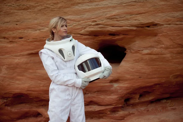 Astronauta futurista sin casco en otro planeta, imagen con el efecto de tonificar —  Fotos de Stock
