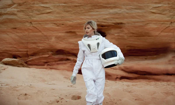 Astronauta futurista sem capacete em outro planeta, imagem com o efeito de tonificação — Fotografia de Stock