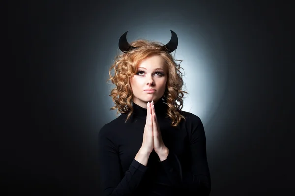 Be demonen, vikta flicka sina händer i bön — Stockfoto