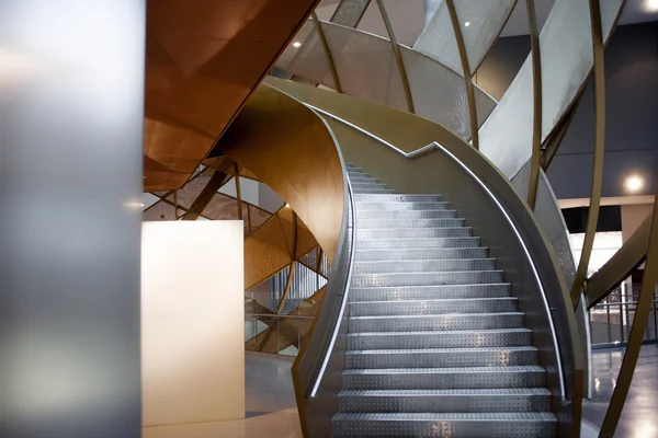 Escadas, degraus a subir. Elementos da arquitetura moderna, grande centro comercial, comunicações e elementos construtivos, design futurista — Fotografia de Stock